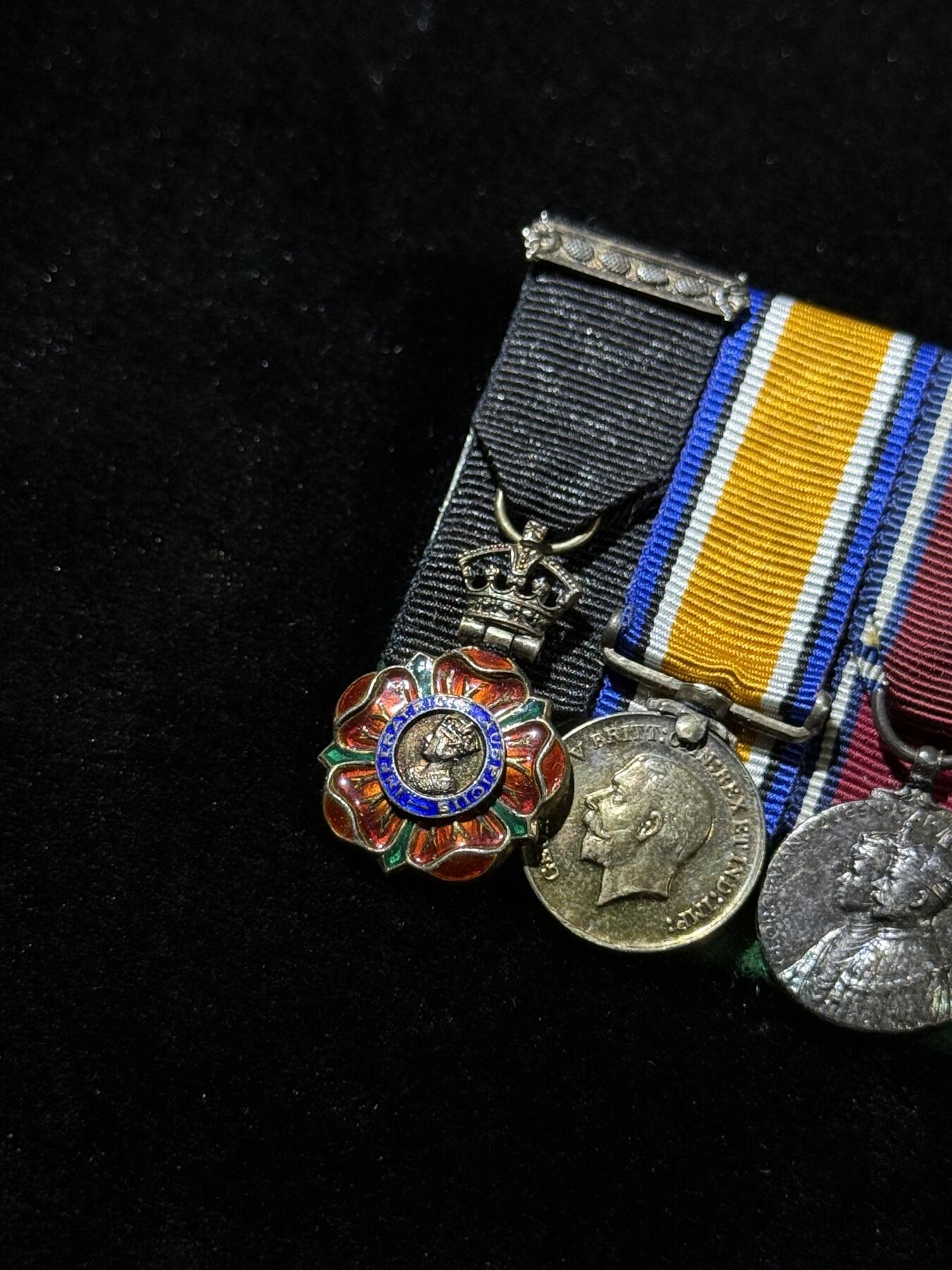 欢庆春节！戎马世界章牌大赏第111期春节大拍 英国CIEmini章联排