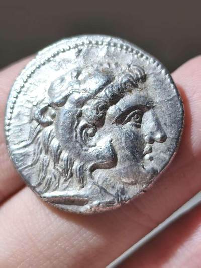 典藏精品！亚历山大大帝署名大力神狮皮盔 四德拉克马大银币 约公元前 305-282年  初代继业者（托勒密？）发行 正面为大力神带着狮皮盔的侧像，背面为宙斯坐像。