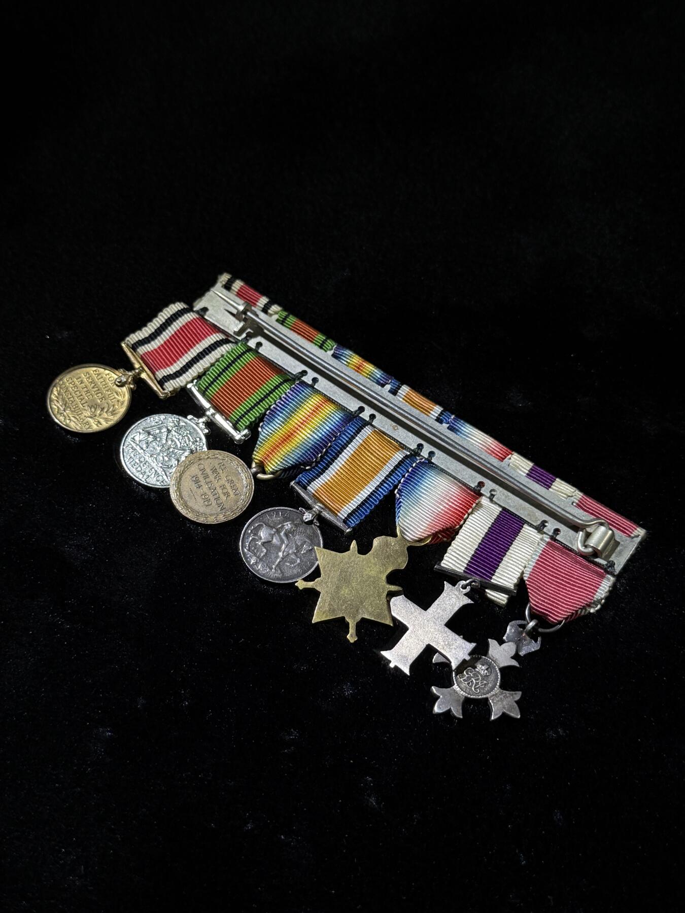 欢庆春节！戎马世界章牌大赏第111期春节大拍 英国MBEmini章联排