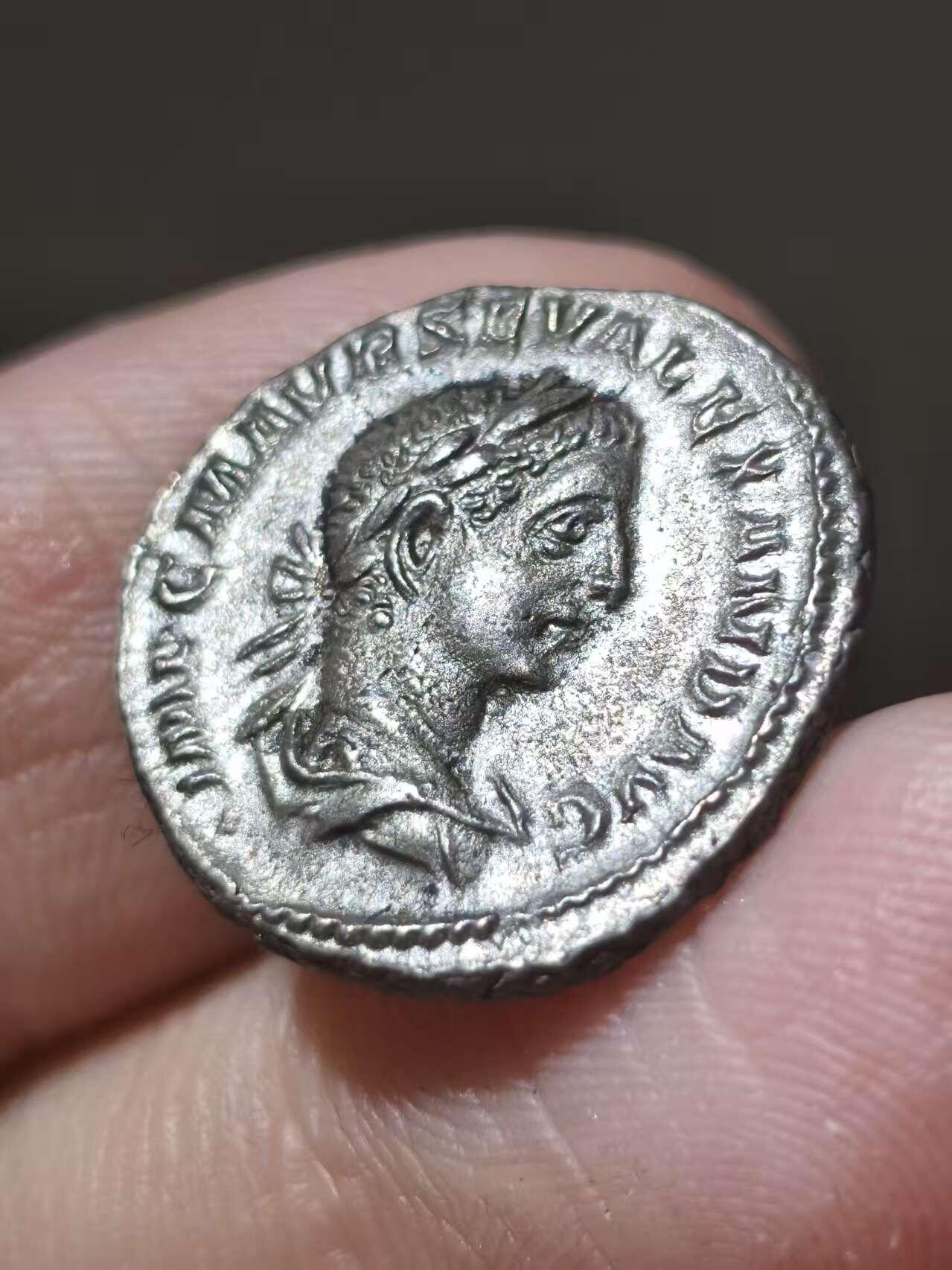 星盘世界钱币二月二十一日初五 世界古典币春节精品大拍 祝各位藏友马年大吉-新年新气象！ 极美品！罗马帝国 公元222-235年打制 亚历山大塞维鲁 早期过渡第纳尔银币 这个人像的版不多（常被误以为是埃拉加巴鲁斯）非常好的品相 经典老藏家欧陆包浆