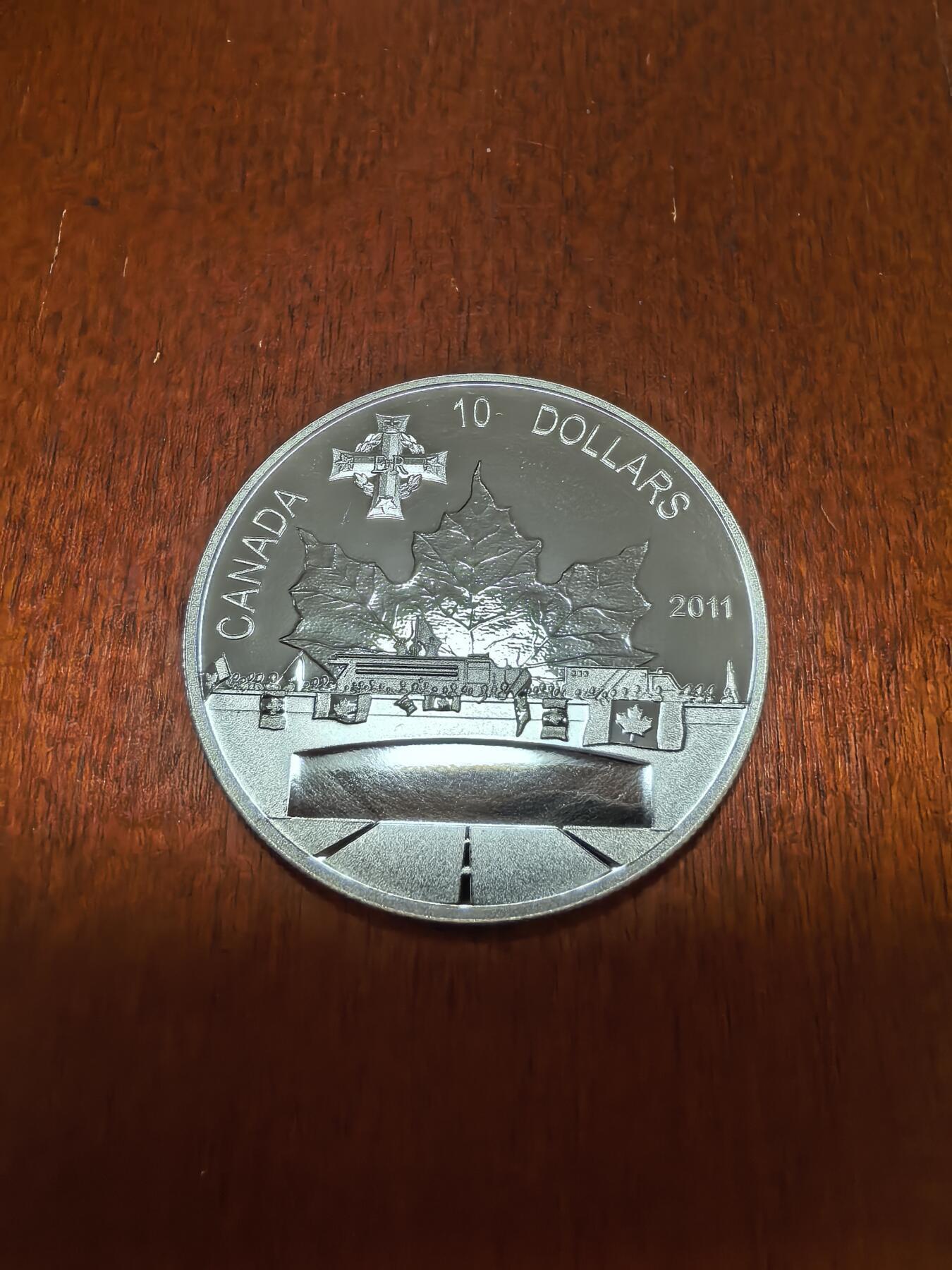 长老汇蛇年精选第一百场拍卖 2011加拿大高速路上的英雄10加元精制银币，15.87克999银，盒证全，7732枚