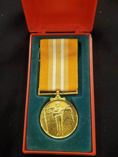 （450件！制服徽章盛宴）罗岚⭐爱藏⭐年前甄选大拍场-店主清仓处理-分享拍场额外现金红包（实体经营） - 新加坡武装力量良好服务奖章带盒 非常少见 铜镀金 学习的英国勋赏制度