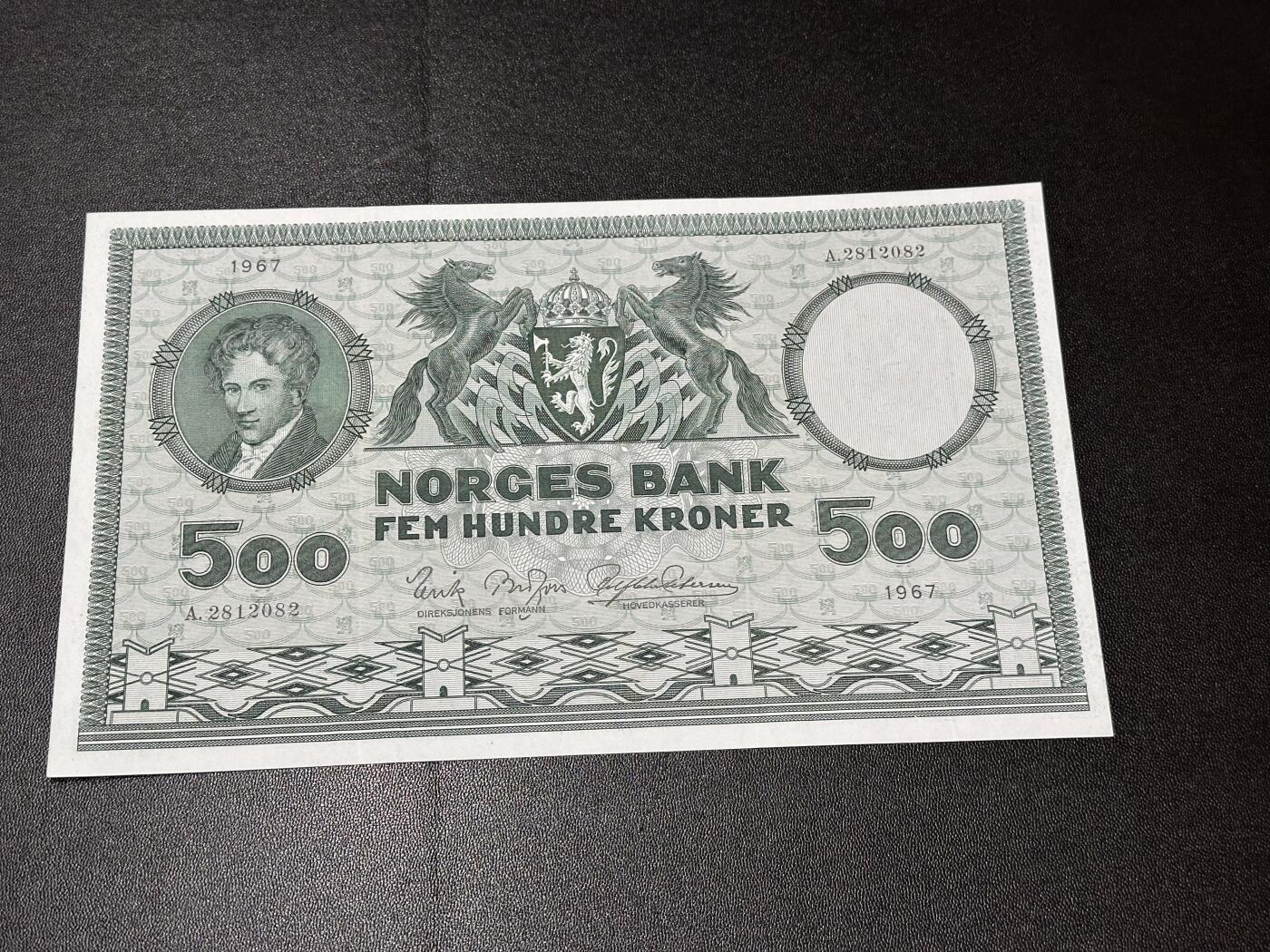 《外钞收藏家》第六百一十期（新年假期场/年后快递恢复正常再发货）（长期征集拍品、欢迎藏友们联系合作） 1967年挪威500克朗 非全新 品相如图 超大票幅 阿贝尔 名誉品 A冠 无47靓号