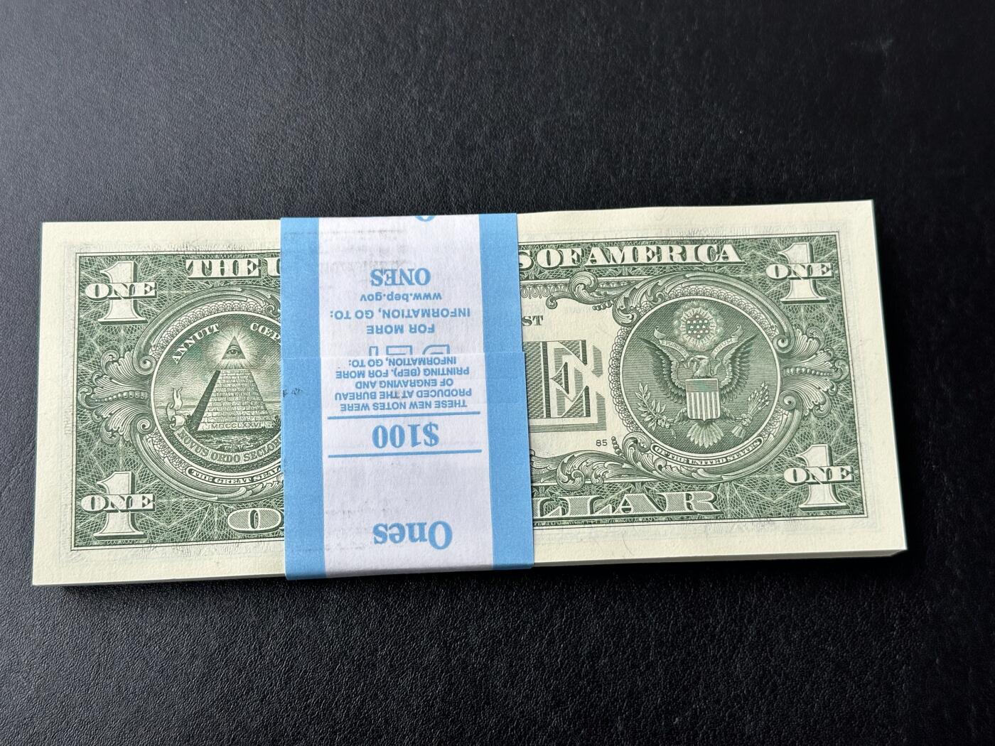 《外钞收藏家》第六百一十期（新年假期场/年后快递恢复正常再发货）（长期征集拍品、欢迎藏友们联系合作） 2021年美国1美元 标准100连号 全新 尾501-600