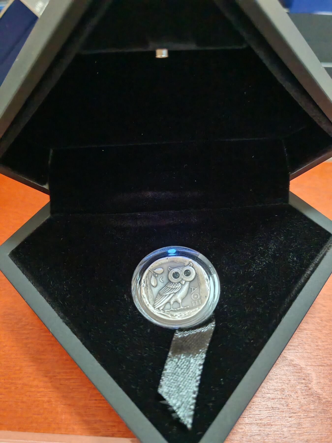 长老汇蛇年精选第一百场拍卖 2019斐济雅典娜猫头鹰2元仿古加厚银币，镶嵌两枚蓝宝石，钻石型盒子，内带射灯，盒证全