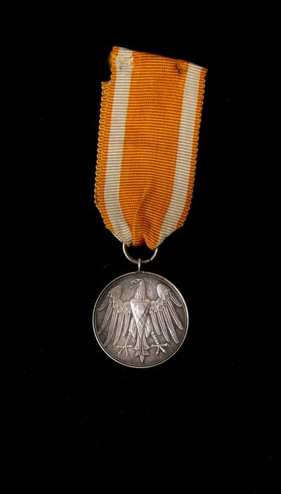 欢庆春节！戎马世界章牌大赏第112期春节大拍  德专场 - 德三拯救生命奖章 月亮835银标+厂标 这是真的非常非常少见的德三银章子，是真正的战时版而非战后RS的货 ，《希特勒的男孩》同款