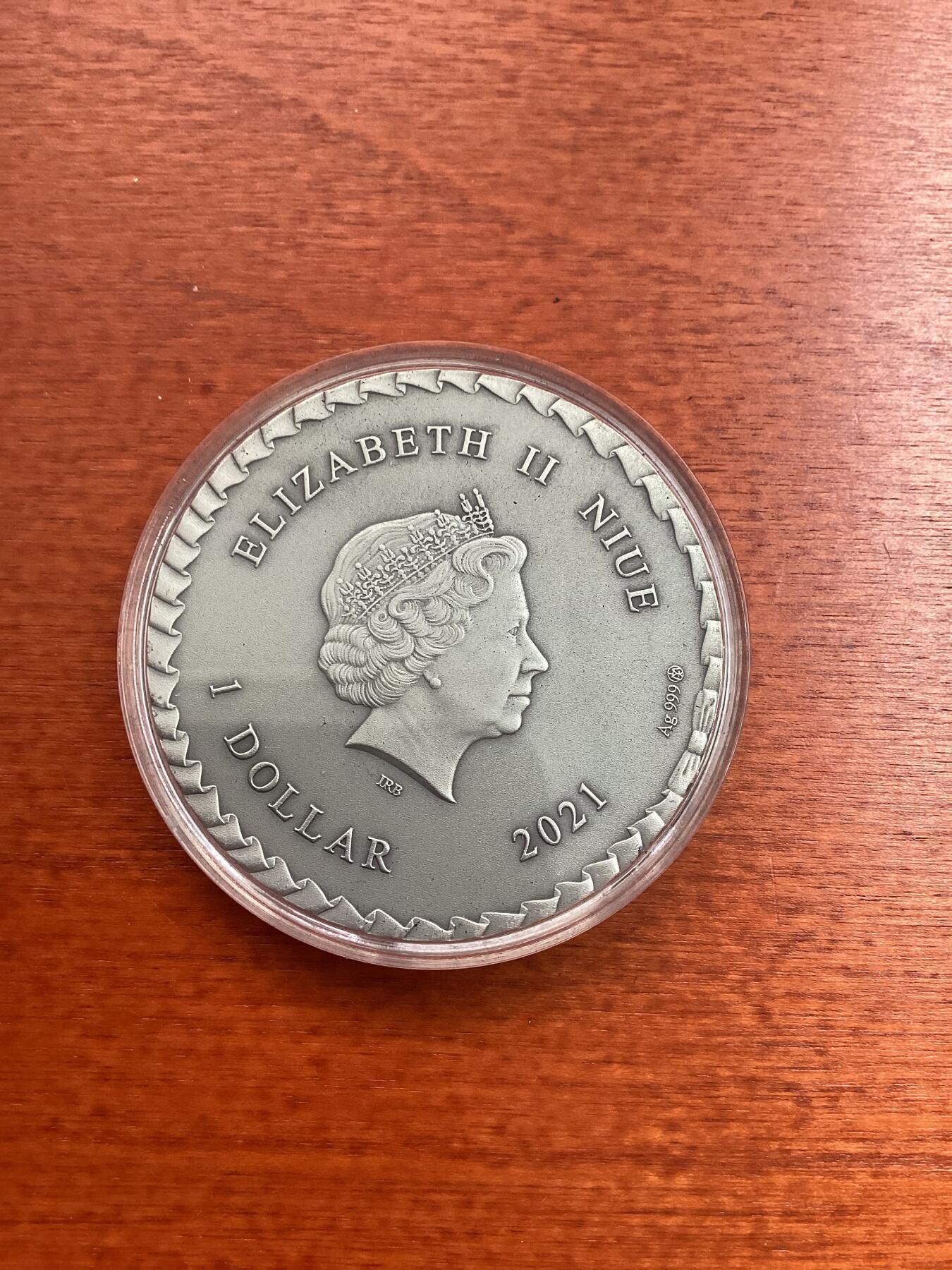 长老汇蛇年精选第一百场拍卖 2021纽埃安徒生童话《豌豆公主》1盎司仿古彩色银币，999银，直径40MM，UV打印技术，高浮雕，镶嵌施华洛水晶，1000枚，立陶宛造币厂出品，豌豆点桶盒