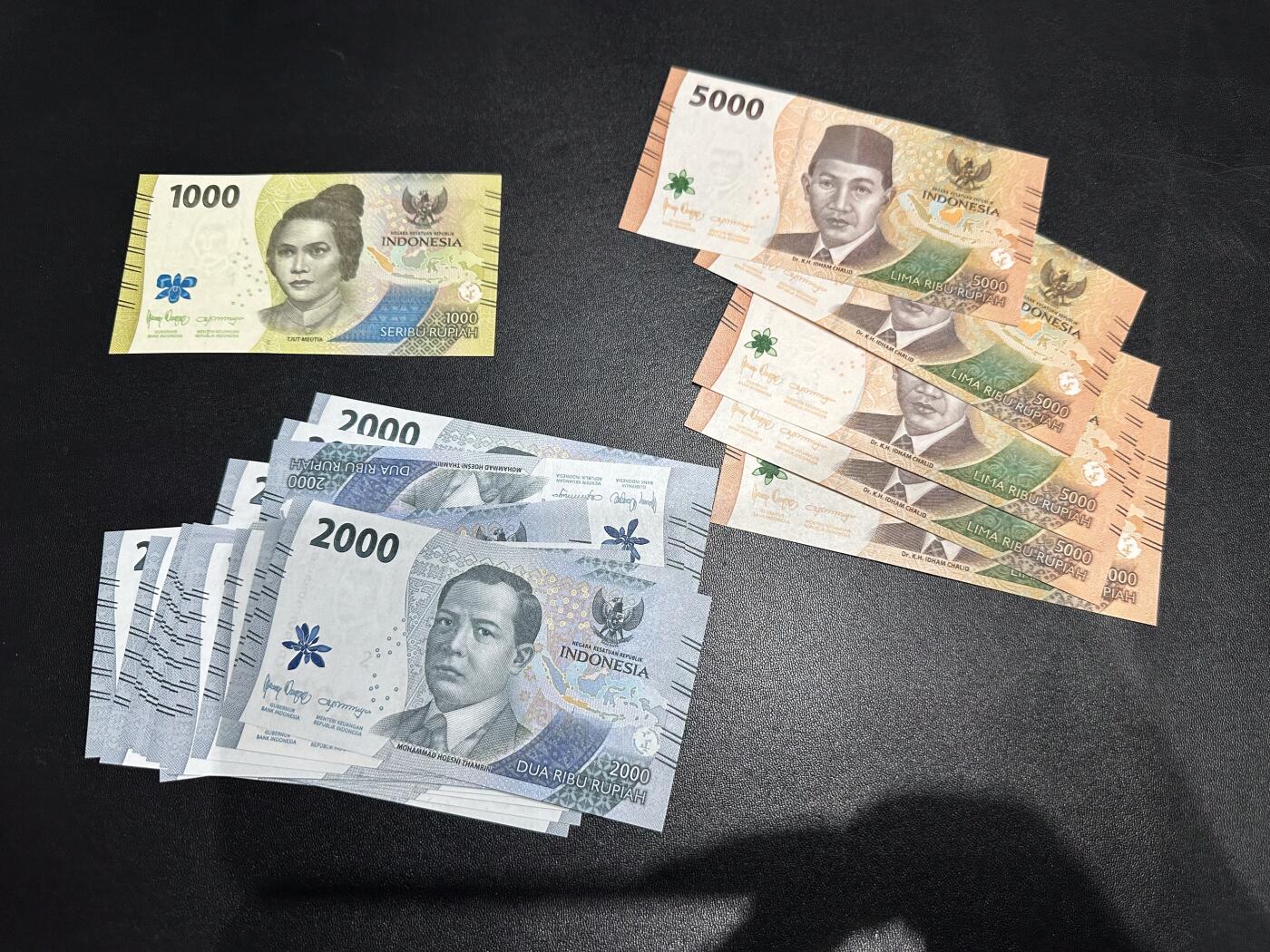 《外钞收藏家》第六百一十期（新年假期场/年后快递恢复正常再发货）（长期征集拍品、欢迎藏友们联系合作） 印度尼西亚1000卢比1张+5000卢比5张+2000卢比17张 一起 全新 都是全同号靓号