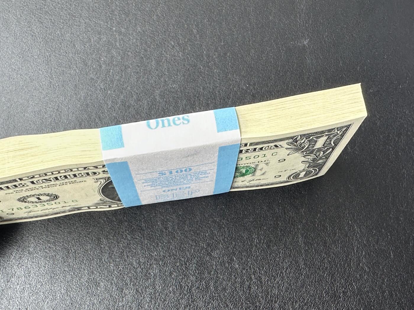 《外钞收藏家》第六百一十期（新年假期场/年后快递恢复正常再发货）（长期征集拍品、欢迎藏友们联系合作） 2021年美国1美元 标准100连号 全新 尾501-600