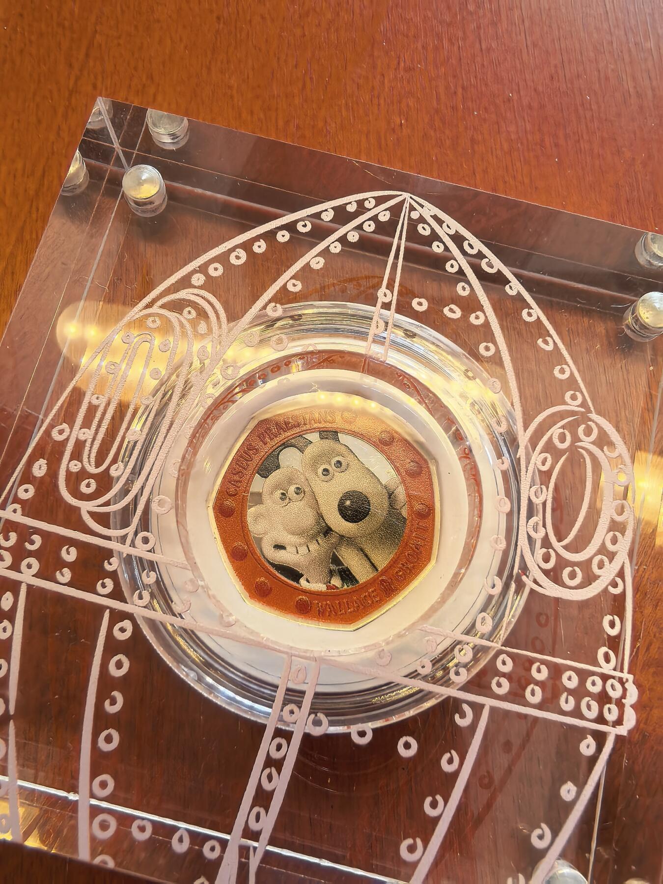 长老汇蛇年精选第一百场拍卖 2019英国无敌掌门狗30周年50便士彩色七边精制银币，水晶盒，925银，2.5万枚，盒证全