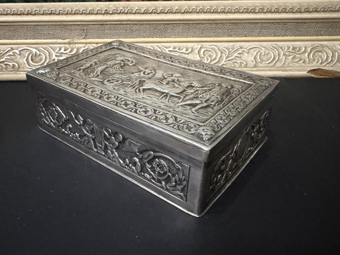 海外回流春节精品专场（一） 法国回流19世纪人物题材纯银盒子（长：13.4cm，宽：8.8cm，高：4.2cm，236.2g，有银标）