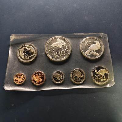 【全场包邮】纯粹捡漏拍503场 - 巴布亚新几内亚1975年官方封装精制套币-含2枚银币【45毫米41.6克92.5%+40毫米27.6克50%】