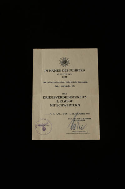 欢庆春节！戎马世界章牌大赏第112期春节大拍  德专场 - 莫德尔元帅亲签kvk2证书 授予卫生兵上等兵（Sanitäts-Obergefreiter）弗里德里希·韦泽曼  稀有