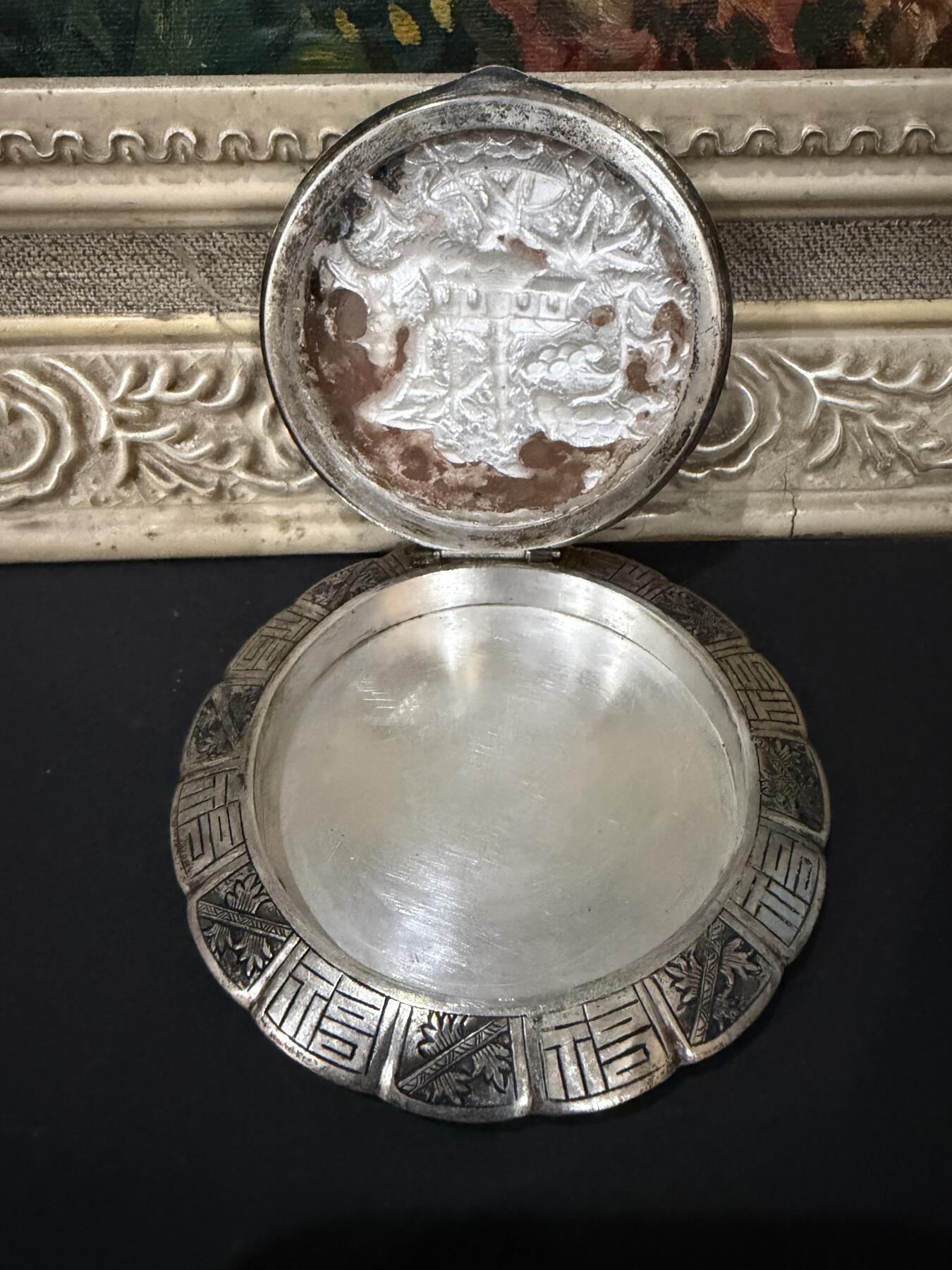 海外回流春节精品专场（一） 法国回流清代纯银人物题材粉盒（直径8.2cm，54.3g，无银款）