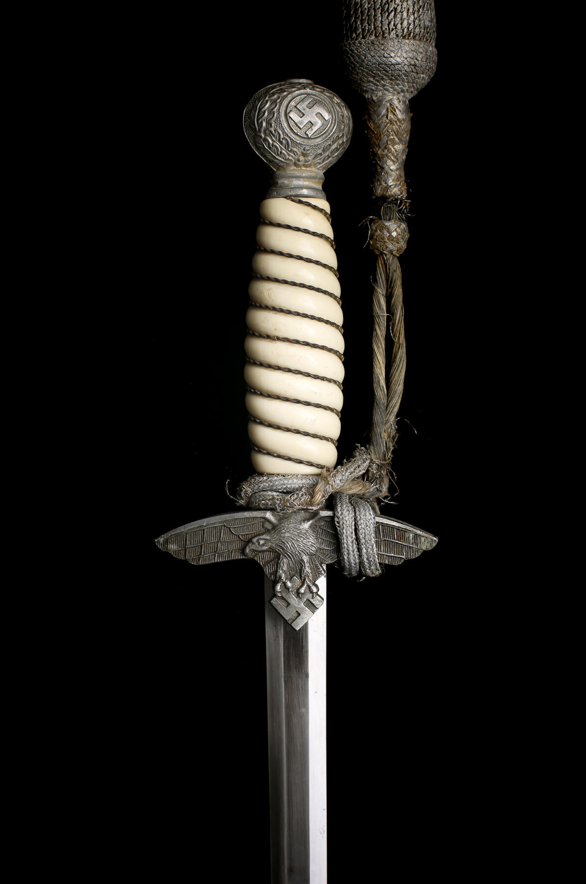 欢庆春节！戎马世界章牌大赏第112期春节大拍  德专场 德国空军军官匕首，配军官剑穗——Schüttelhöfer（Asso）制造，剑身品相很好，剑鞘有凹痕和锈迹