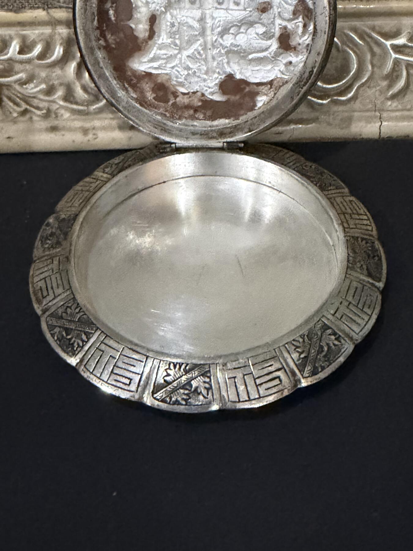 海外回流春节精品专场（一） 法国回流清代纯银人物题材粉盒（直径8.2cm，54.3g，无银款）