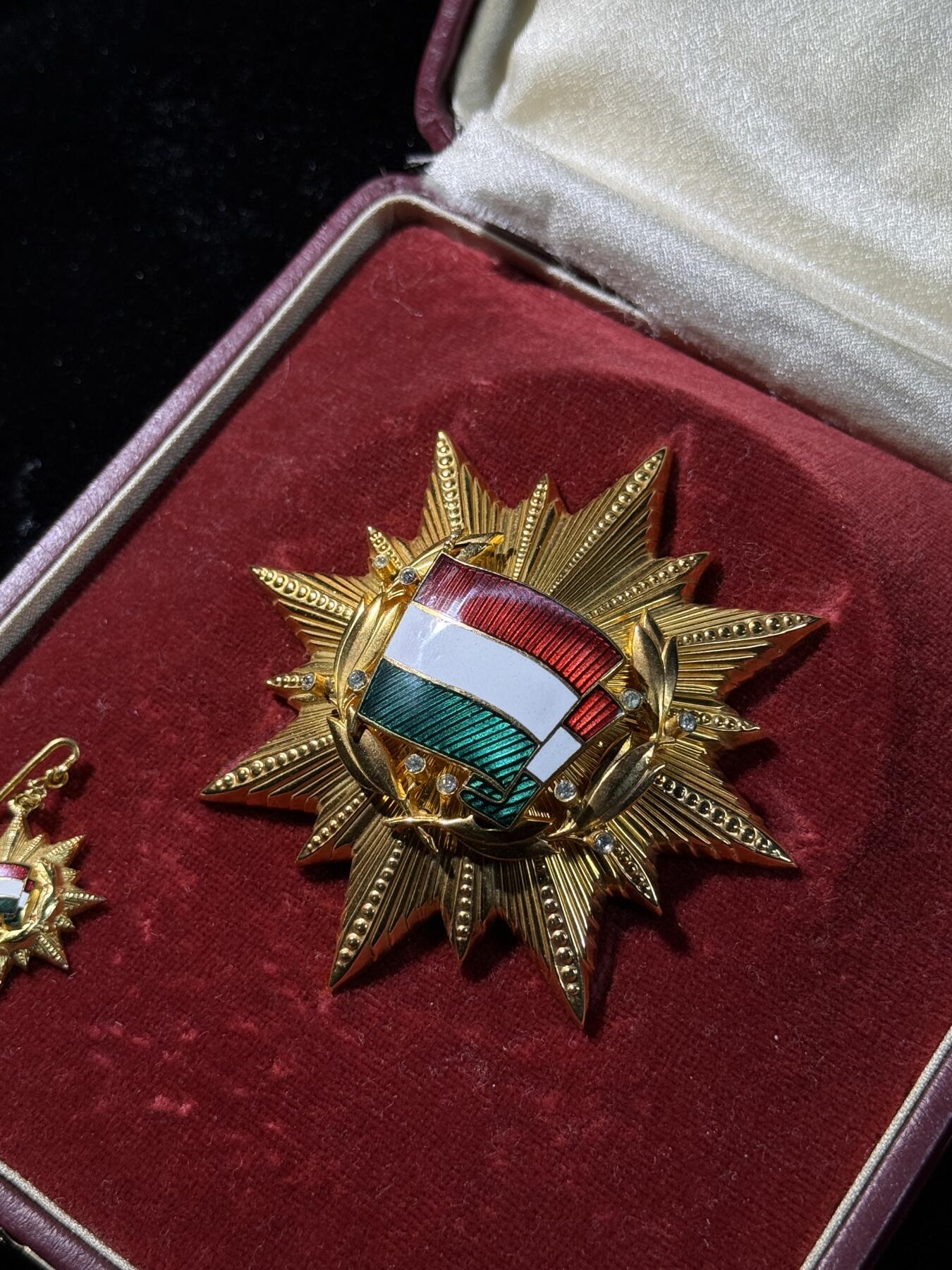 欢庆春节！戎马世界章牌大赏第111期春节大拍 匈牙利钻石版一级国旗勋章，带仿皮盒与mini章，非常少见，旗帜左上角珐琅有开裂