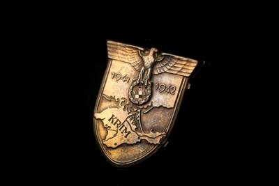 欢庆春节！戎马世界章牌大赏第112期春节大拍  德专场 - 克里米亚盾章  98厂造 版本3.8  背纸没了 固定耳少一个