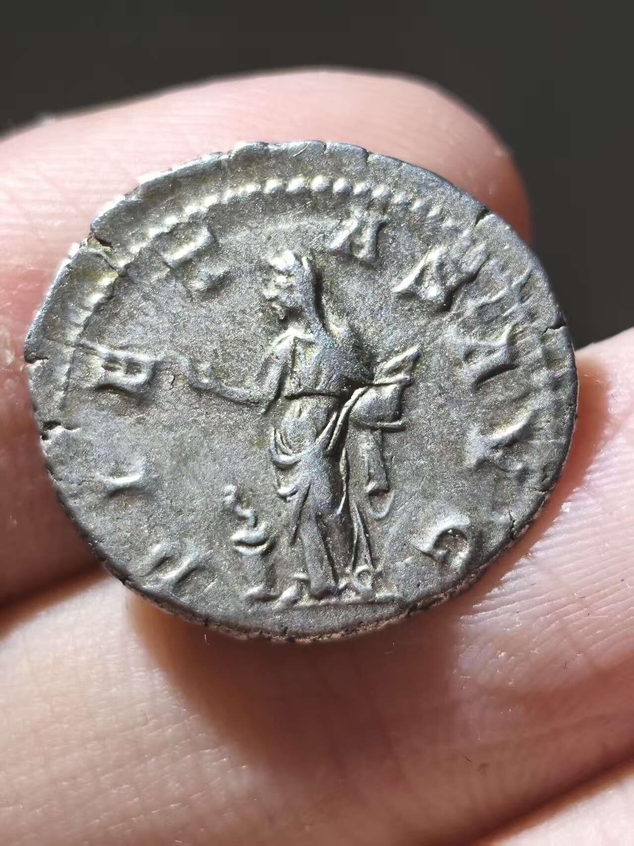 星盘世界钱币二月二十一日初五 世界古典币春节精品大拍 祝各位藏友马年大吉-新年新气象！ 极美品！罗马帝国 公元218-224年打制 玛伊莎（埃拉加巴鲁斯和亚历山大塞维鲁的外祖母） 第纳尔银币 国内首见的品种 塞维鲁王朝的实际掌舵人 罗马版老佛爷 CNG同版同一批窖藏出品的拍过一千多