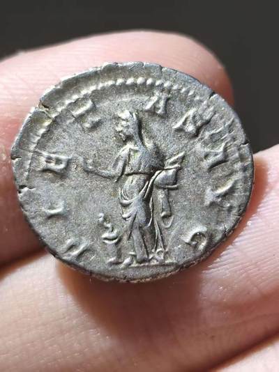 极美品！罗马帝国 公元218-224年打制 玛伊莎（埃拉加巴鲁斯和亚历山大塞维鲁的外祖母） 第纳尔银币 国内首见的品种 塞维鲁王朝的实际掌舵人 罗马版老佛爷 CNG同版同一批窖藏出品的拍过一千多