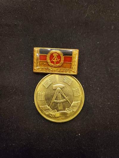 （450件拍品！制服徽章盛宴）罗岚⭐爱藏⭐年前甄选大拍场-店主清仓处理-分享拍场额外现金红包（实体经营） - 民主德国建国五十年奖章带集体劳动荣誉五次上挂 