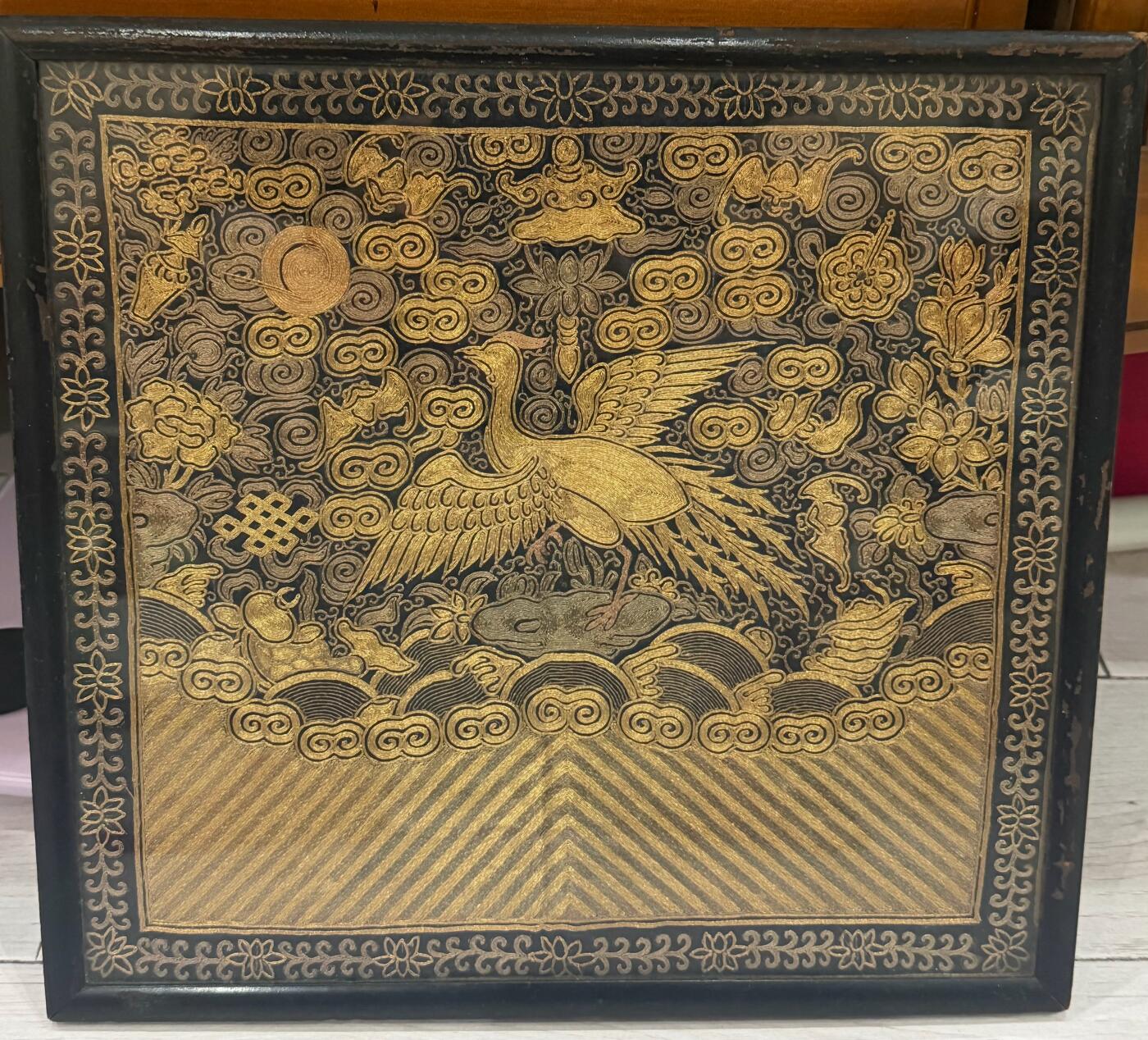 海外回流春节精品专场（二） 美国回流清代五品盘金补子 尺寸：长30.5cm，宽28.7cm。品相好，如图。国外装裱。