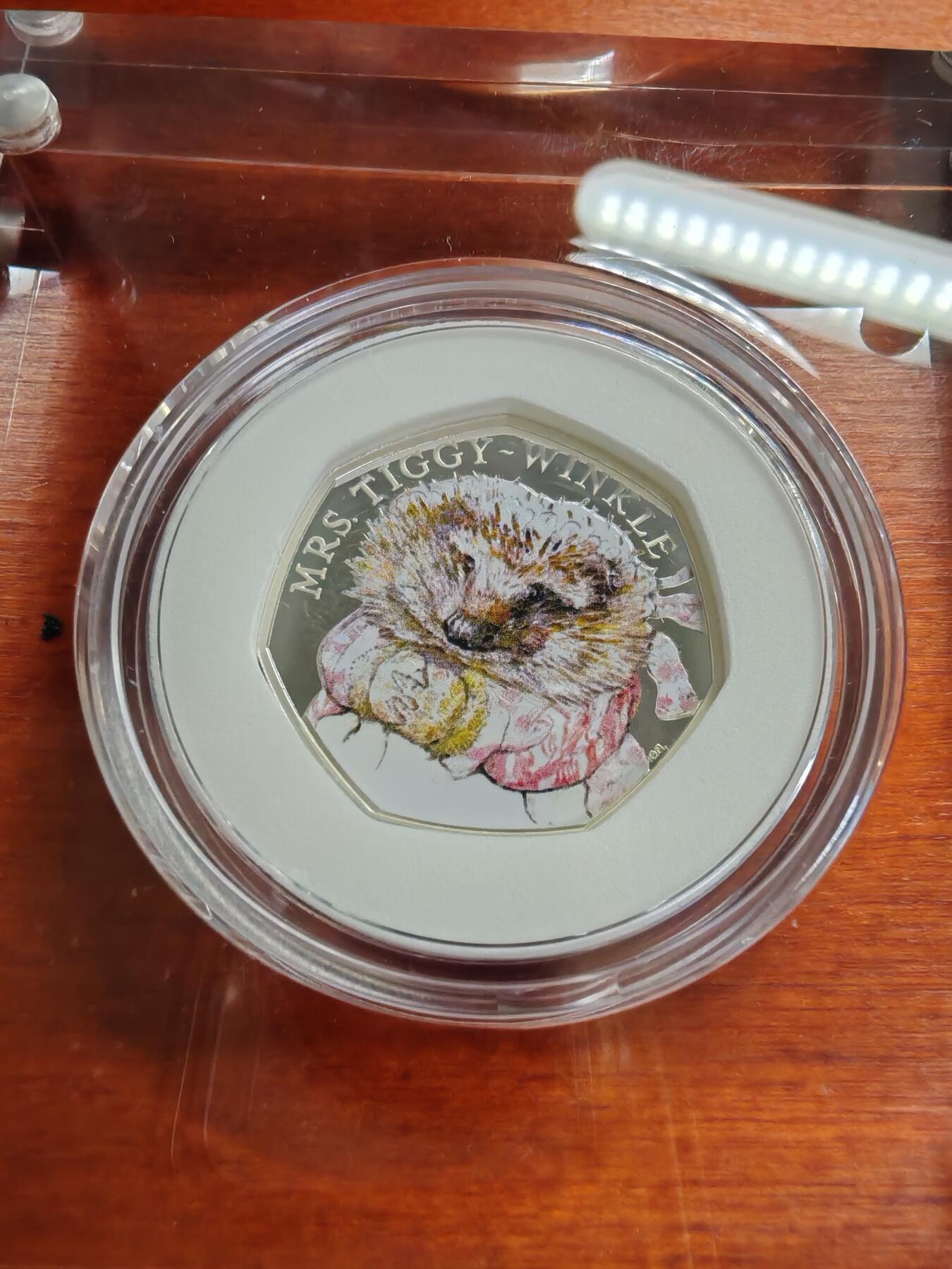 长老汇蛇年精选第一百场拍卖 2016英国彼得兔150周年刺猬德文克夫人50便士彩色精制7边形银币，盒证全，1.5万套