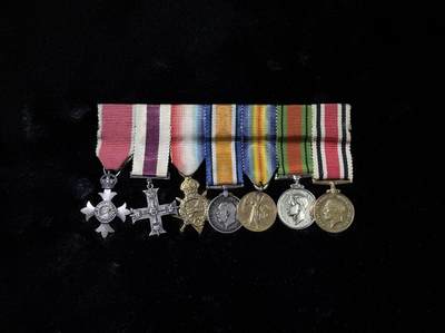 欢庆春节！戎马世界章牌大赏第111期春节大拍 - 英国MBEmini章联排