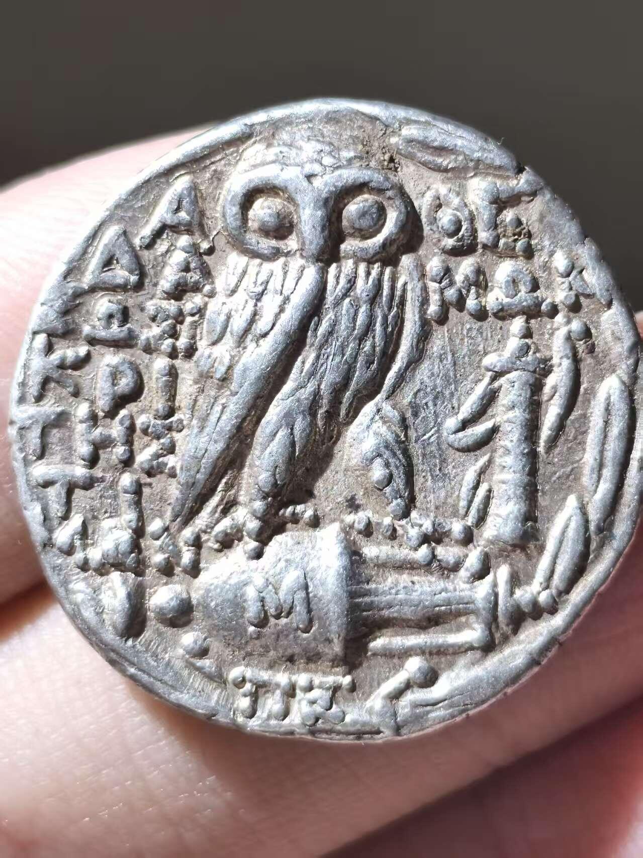 星盘世界钱币二月二十一日初五 世界古典币春节精品大拍 祝各位藏友马年大吉-新年新气象！ 顶级极品！ 古希腊阿提卡地区 公元前141/0年 雅典城邦新式雅典娜猫头鹰 四德拉克马大银币  正面为帕特农神庙的雅典娜头像，她头戴饰有飞马珀伽索斯与花卉纹的三重冠阿提卡头盔。