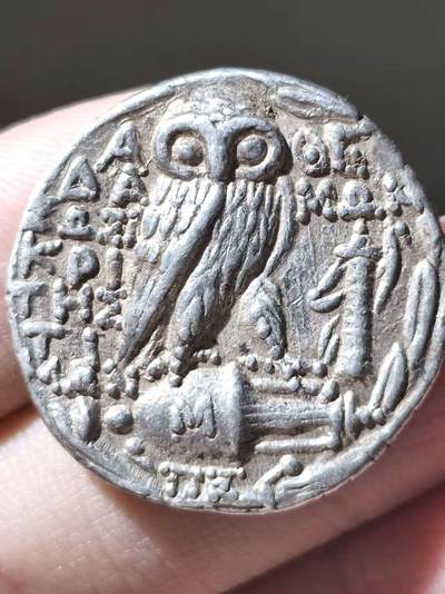 顶级极品！ 古希腊阿提卡地区 公元前141/0年 雅典城邦新式雅典娜猫头鹰 四德拉克马大银币  正面为帕特农神庙的雅典娜头像，她头戴饰有飞马珀伽索斯与花卉纹的三重冠阿提卡头盔。