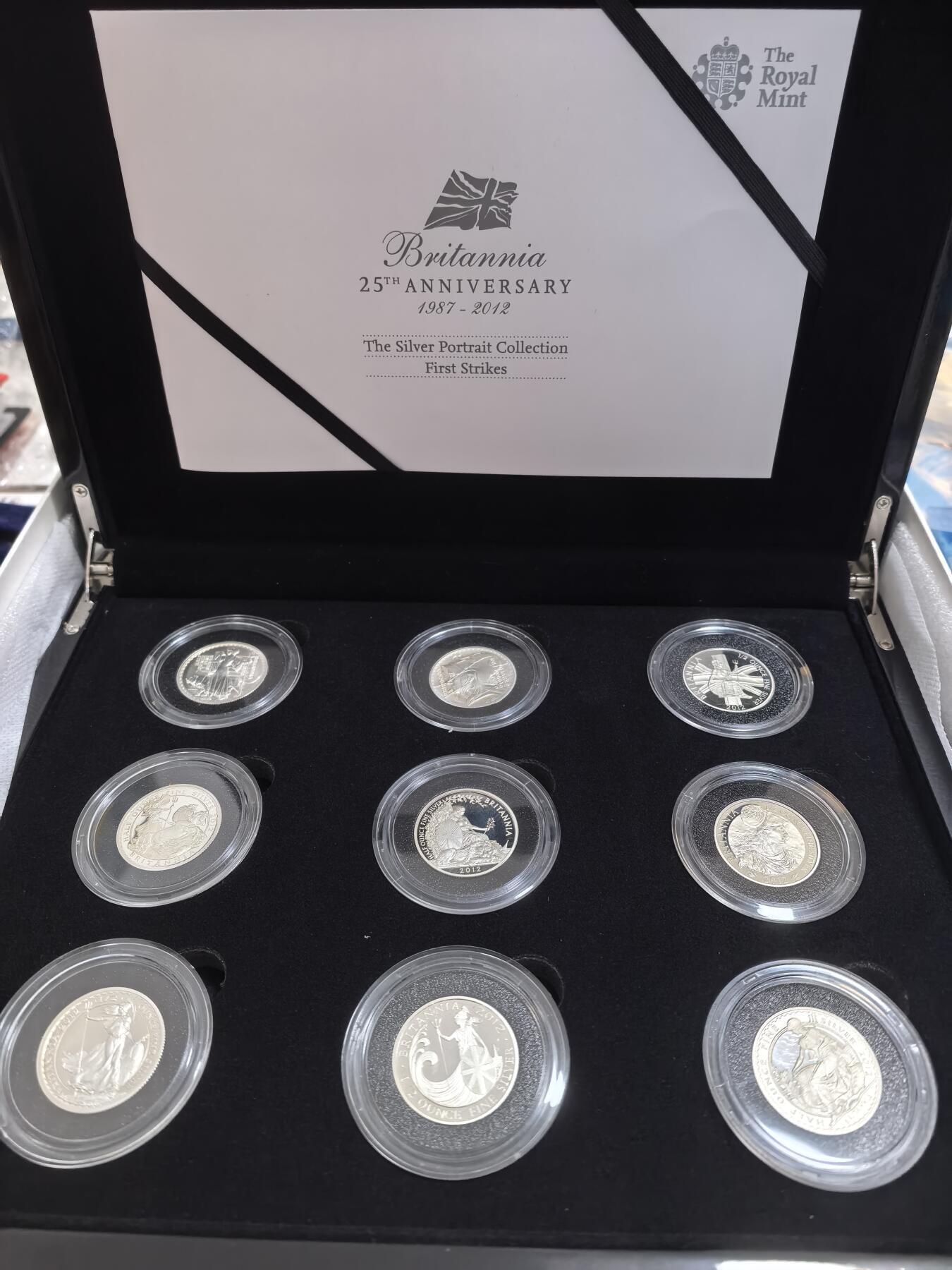 长老汇蛇年精选第一百场拍卖 2012英国纪念不列颠女神金银币发行25周年特别版9枚不列颠女神半盎司1英镑精制银币套装，145.98克958银，盒证全，钢琴烤漆木盒，400套