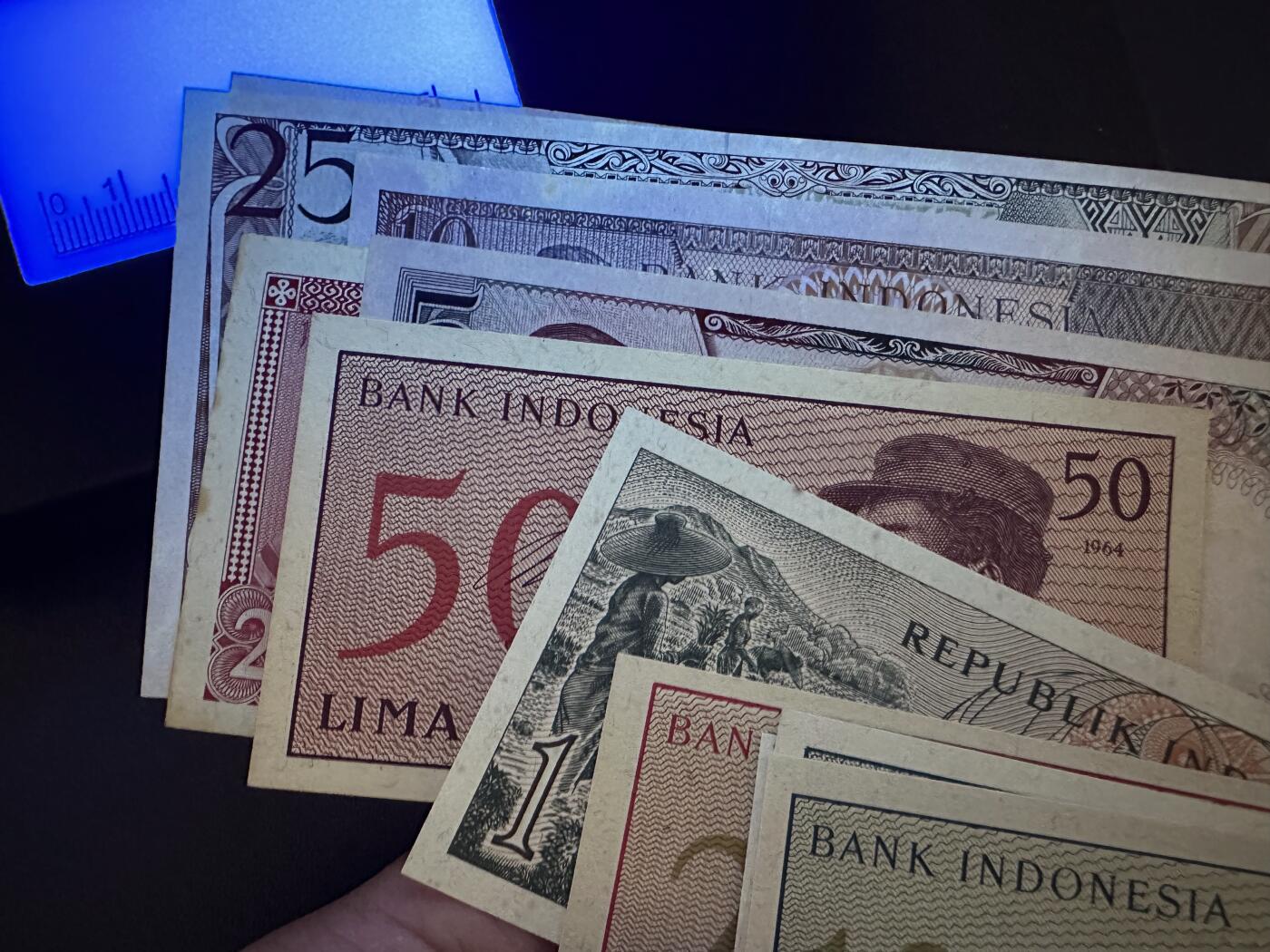 《外钞收藏家》第六百一十期（新年假期场/年后快递恢复正常再发货）（长期征集拍品、欢迎藏友们联系合作） 印尼1-100卢比 11张一起 有新有旧 品相如图