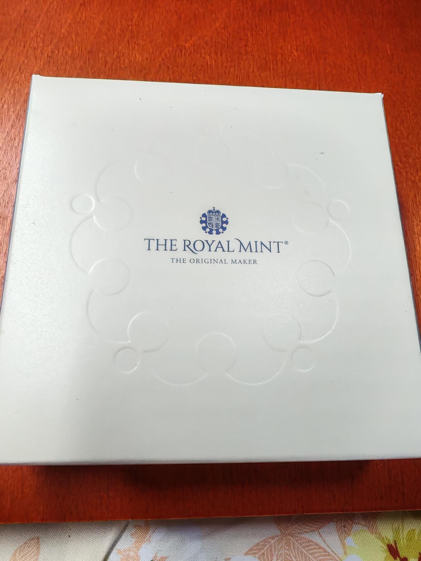 长老汇蛇年精选第一百场拍卖 2022英国女王在位70周年50便士精制加厚银币，16克925银，2500枚，盒证全