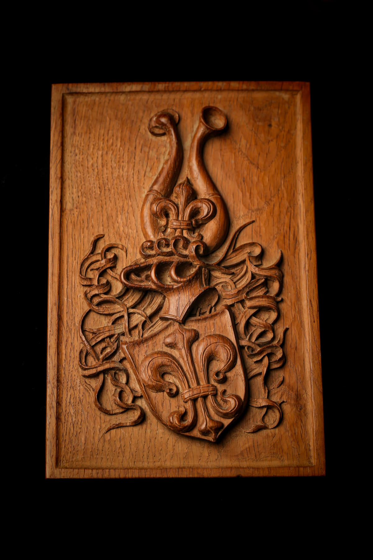 欢庆春节！戎马世界章牌大赏第112期春节大拍  德专场 海军中将威廉·沙克的木制浮雕家族纹章牌（尺寸 26.5 × 16.7 cm） （欧洲版的“门第牌”）