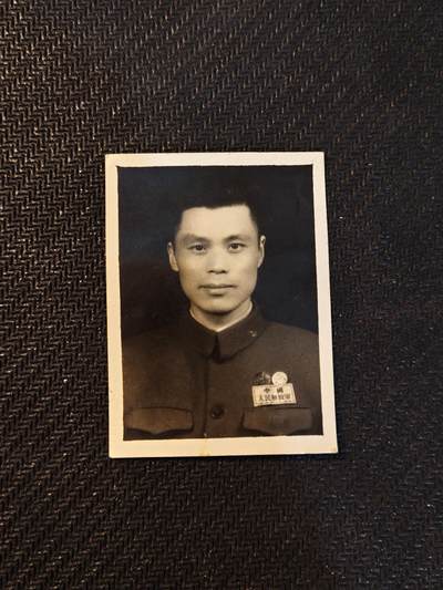 （450件拍品！制服徽章盛宴）罗岚⭐爱藏⭐年前甄选大拍场-店主清仓处理-分享拍场额外现金红包（实体经营） - 南京军区后勤部开国校官王凤50式军服照片，品相完好，佩戴渡江战役纪念章，淮海战役纪念章，原主人百度可查