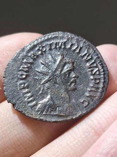 星盘世界钱币二月二十一日初五 世界古典币春节精品大拍 祝各位藏友马年大吉-新年新气象！ - 带银层好品 罗马帝国 公元285-305年打制 马克西米安 安东尼安洗银币 少见品种 残留有银层和彩光 很有意思的皇帝在退位后又忍不住称帝 此枚是在戴克里先币改之前打制的 算是最后的安东尼安洗银币了 较为少见的品种