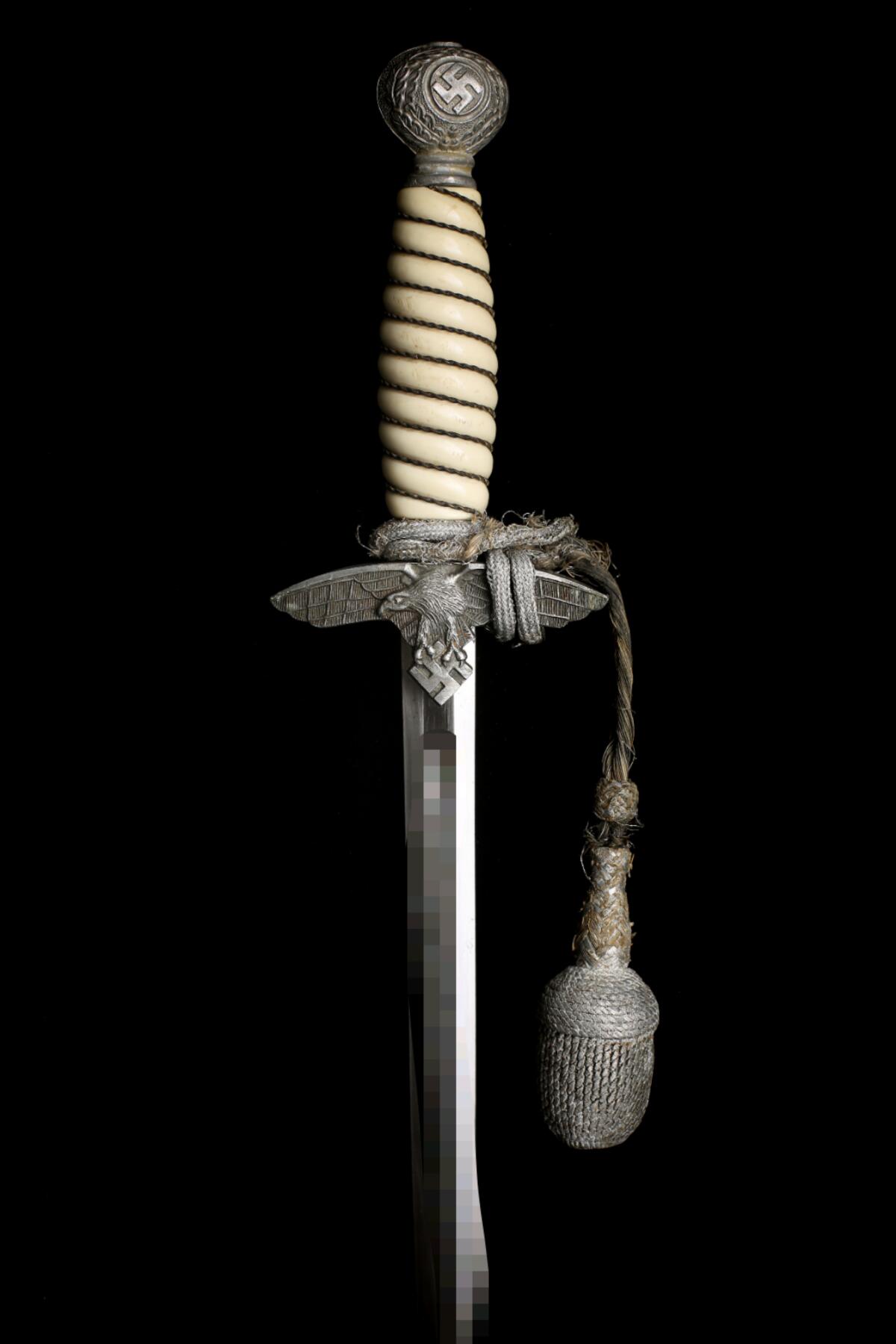 欢庆春节！戎马世界章牌大赏第112期春节大拍  德专场 德国空军军官匕首，配军官剑穗——Schüttelhöfer（Asso）制造，剑身品相很好，剑鞘有凹痕和锈迹