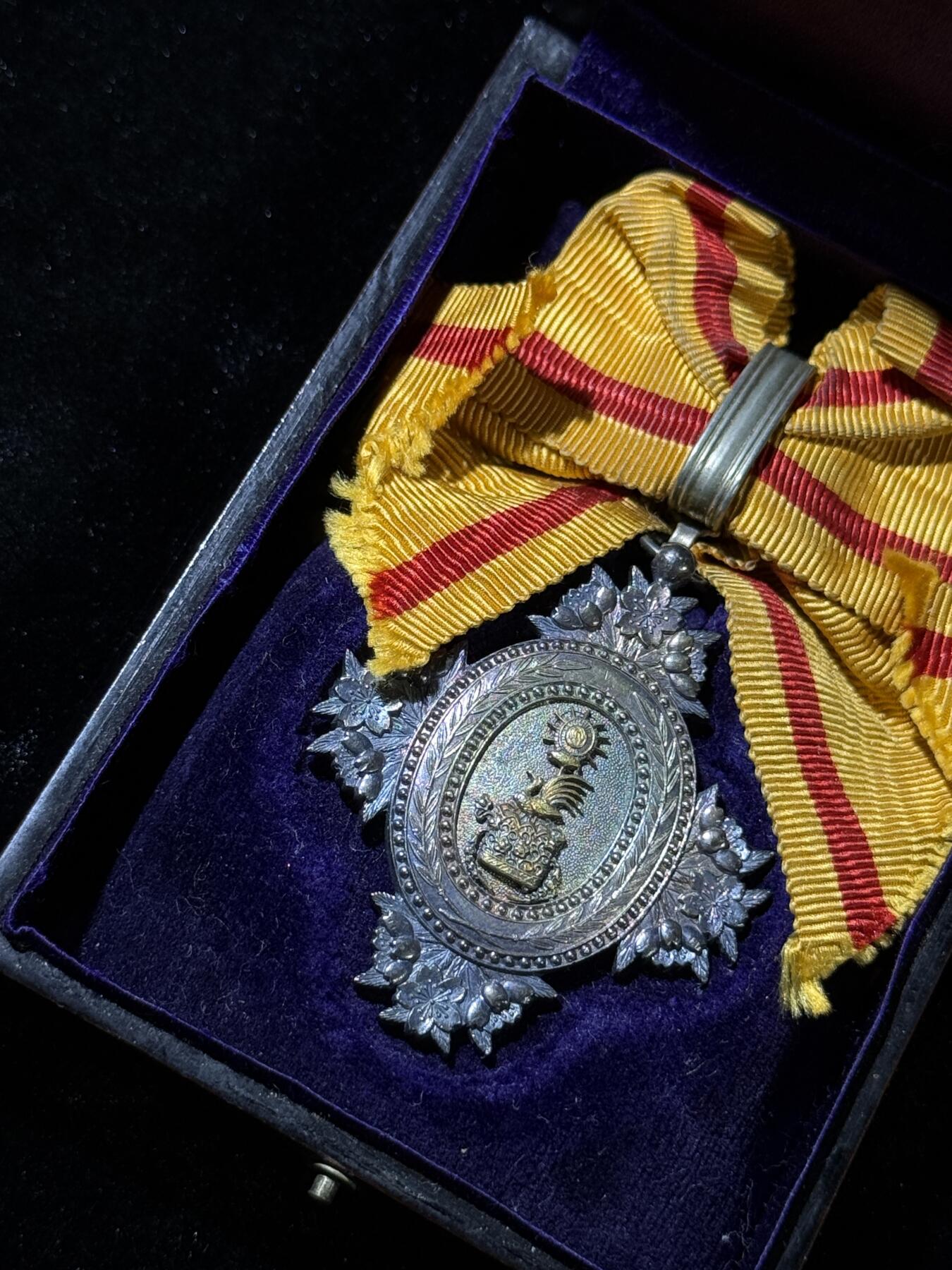 欢庆春节！戎马世界章牌大赏第111期春节大拍 勋八等宝冠章，明治时期，插针脱落，有章芯检测结果，23k金含量2g左右