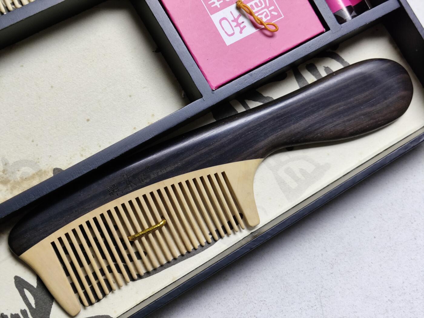 “谭木匠”和睦温馨主题双色檀木第二代木梳套装 全新未用，一套两把