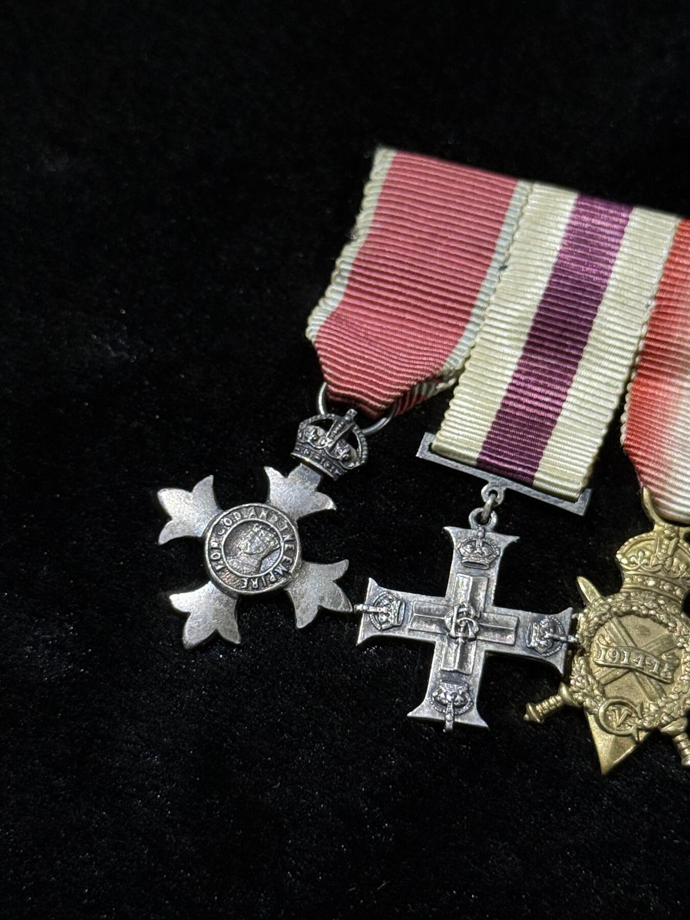 欢庆春节！戎马世界章牌大赏第111期春节大拍 英国MBEmini章联排