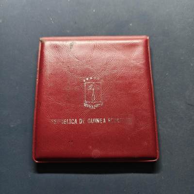 【全场包邮】纯粹捡漏拍503场 - 【小皮夹·少见】赤道几内亚1970年200比塞塔首任总统弗朗西斯科·马西亚斯精制纪念银币【52毫米40克99.9%】-小皮夹装盒证全-量4000