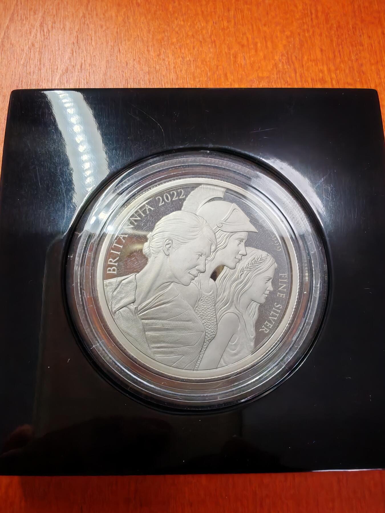 长老汇蛇年精选第一百场拍卖 2022英国不列颠女神5英镑精制银币，2盎司999银，550枚，盒证全，钢琴烤漆木盒，仪式感十足的英国皇家造币厂包装盒