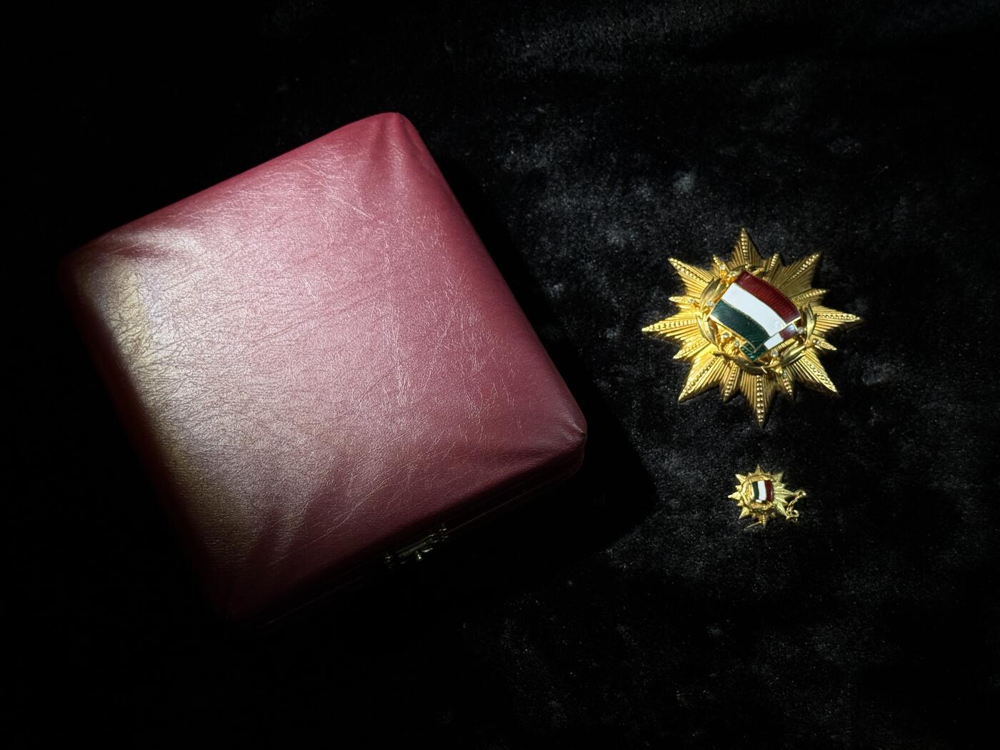 欢庆春节！戎马世界章牌大赏第111期春节大拍 匈牙利钻石版一级国旗勋章，带仿皮盒与mini章，非常少见，旗帜左上角珐琅有开裂