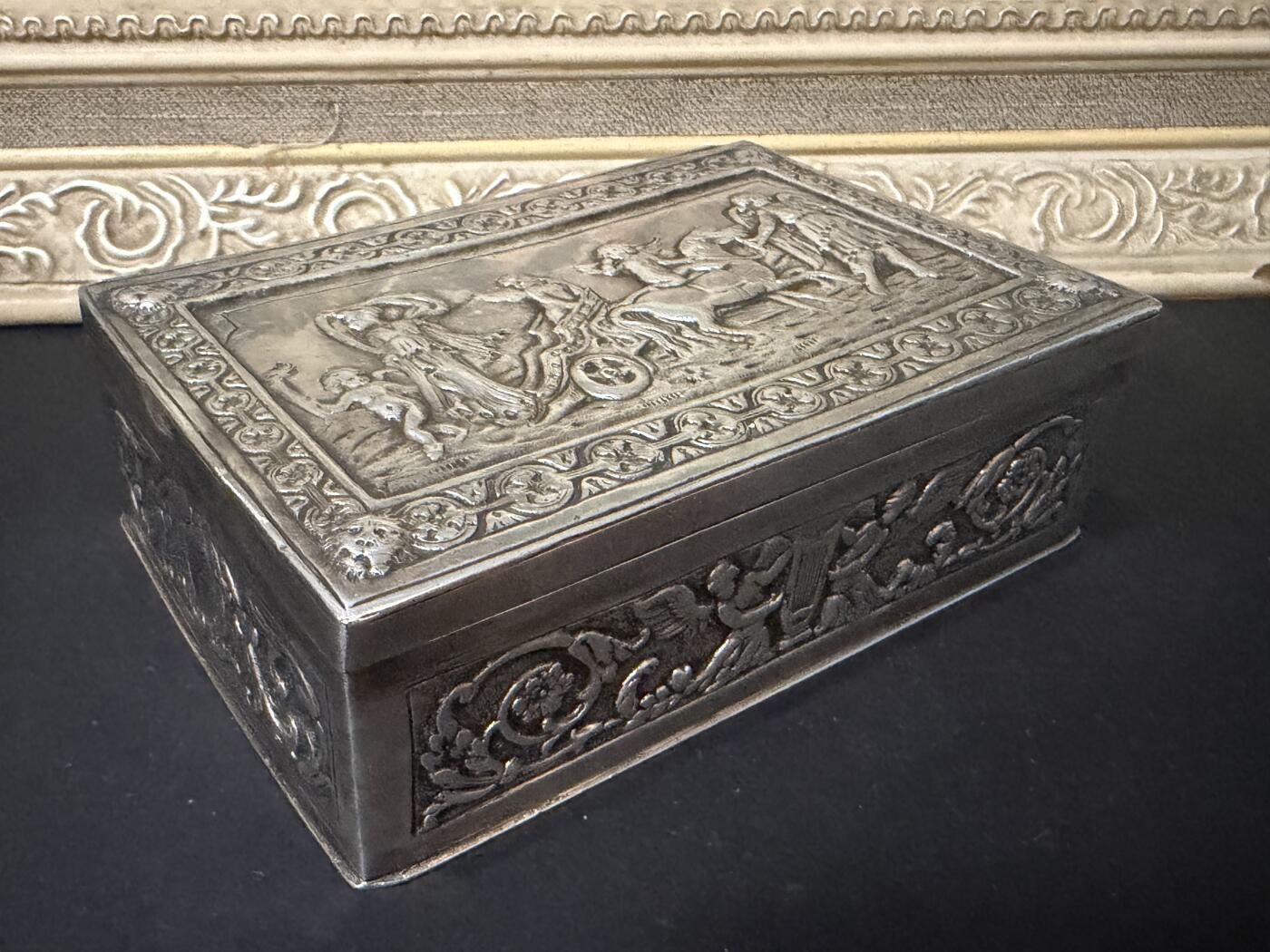 海外回流春节精品专场（一） 法国回流19世纪人物题材纯银盒子（长：13.4cm，宽：8.8cm，高：4.2cm，236.2g，有银标）