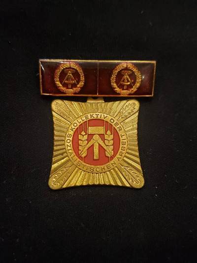 （450件拍品！制服徽章盛宴）罗岚⭐爱藏⭐年前甄选大拍场-店主清仓处理-分享拍场额外现金红包（实体经营） - 民主德国连续获得两次版本集体劳动荣誉奖章