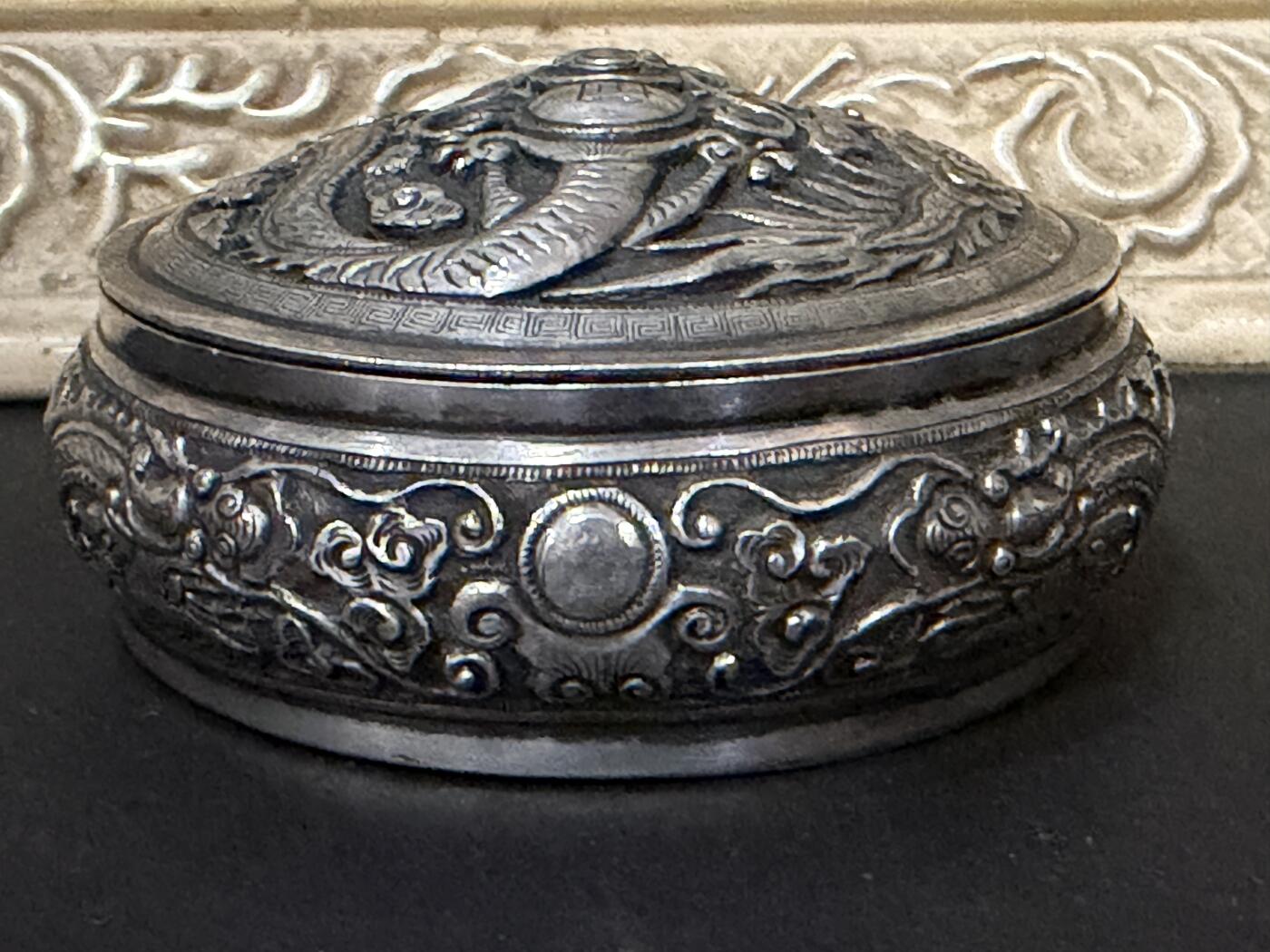 海外回流春节精品专场（一） 法国回流清代纯银龙纹圆盒（直径：7.3cm，高3.6cm，重83.9g，无款）