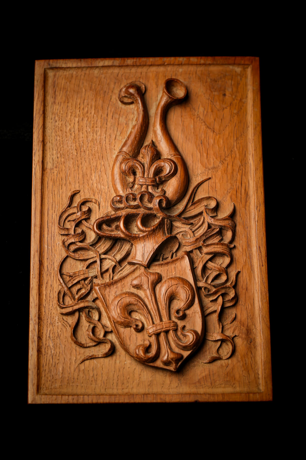 欢庆春节！戎马世界章牌大赏第112期春节大拍  德专场 海军中将威廉·沙克的木制浮雕家族纹章牌（尺寸 26.5 × 16.7 cm） （欧洲版的“门第牌”）