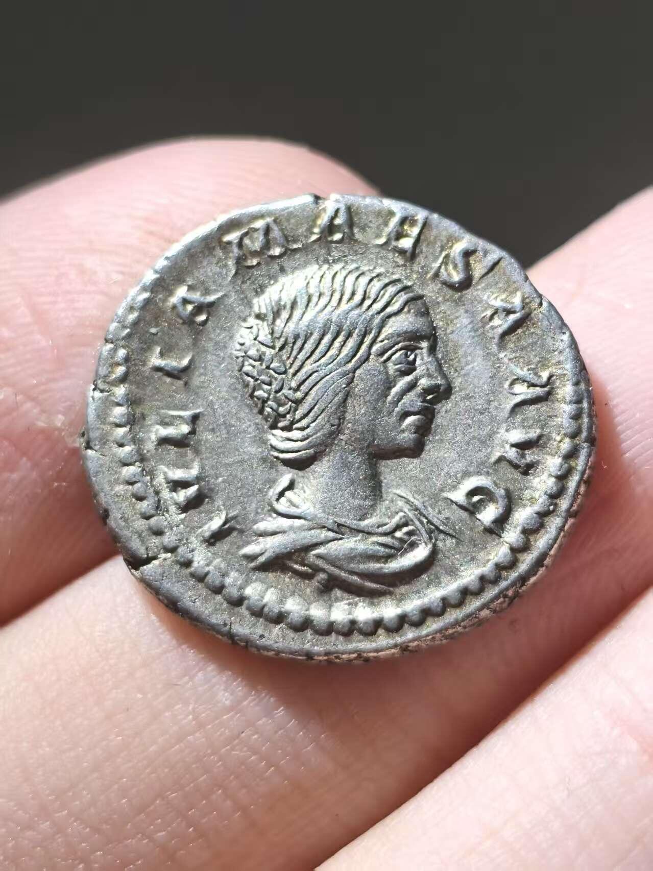 星盘世界钱币二月二十一日初五 世界古典币春节精品大拍 祝各位藏友马年大吉-新年新气象！ 极美品！罗马帝国 公元218-224年打制 玛伊莎（埃拉加巴鲁斯和亚历山大塞维鲁的外祖母） 第纳尔银币 国内首见的品种 塞维鲁王朝的实际掌舵人 罗马版老佛爷 CNG同版同一批窖藏出品的拍过一千多