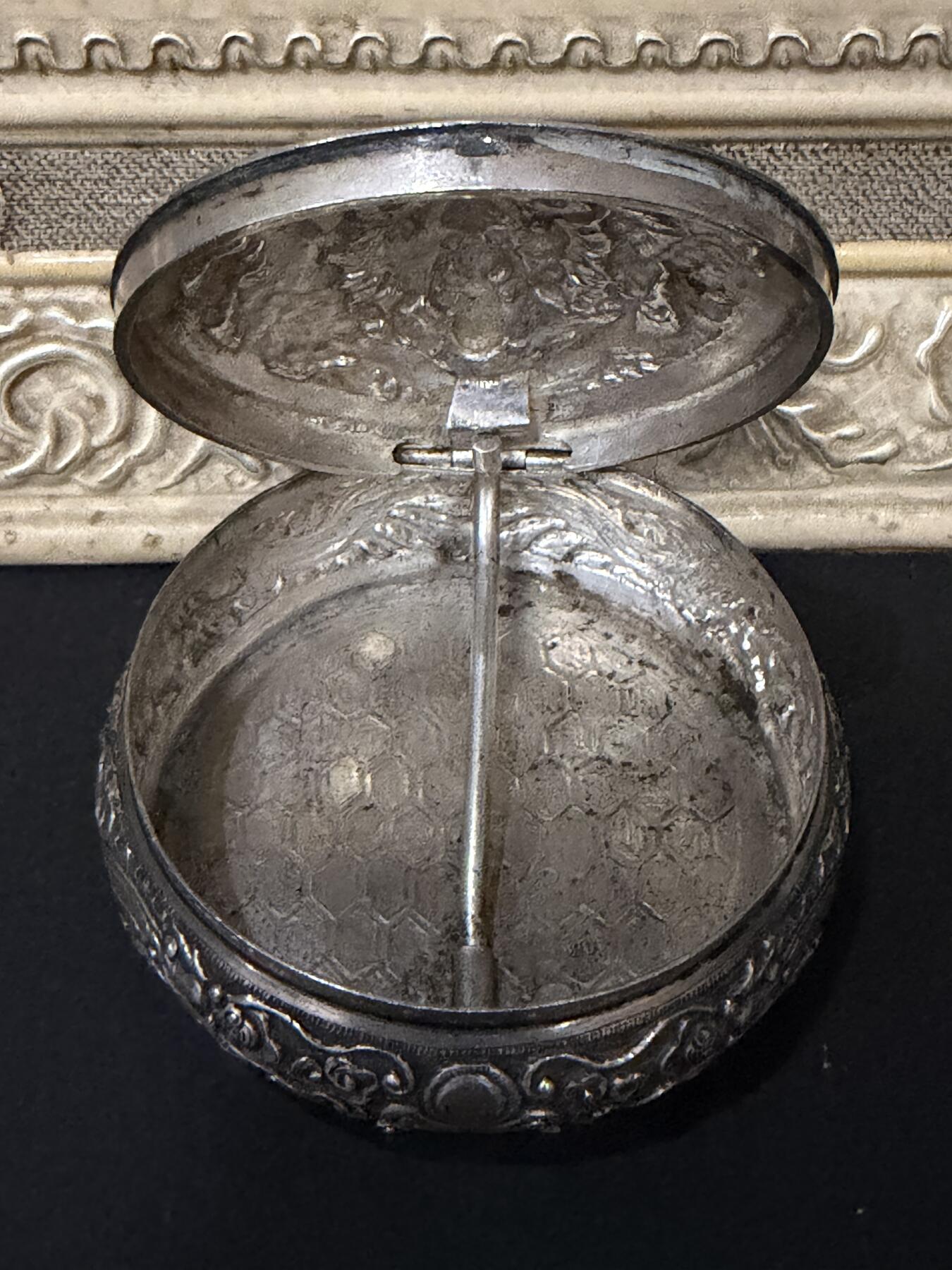 海外回流春节精品专场（一） 法国回流清代纯银龙纹圆盒（直径：7.3cm，高3.6cm，重83.9g，无款）