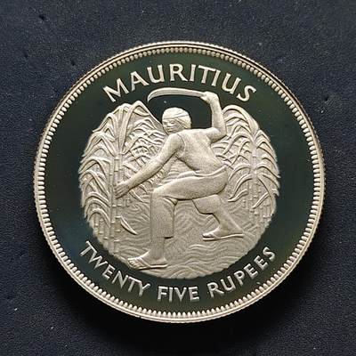 【全场包邮】纯粹捡漏拍503场 - 【女王登基25周年系列】毛里求斯1977年25卢比克朗型精制纪念银币【38.61毫米28.28克92.5%】